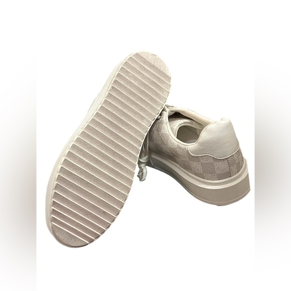 Steve Madden NWOB Charlie Treaded Lace-Up, monogram Sneakers! Size wom 9M - Picture 7 of 9